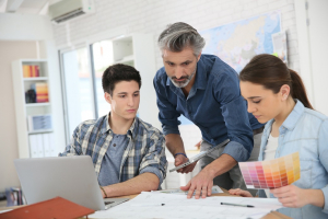 عکس با کیفیت معلم در حال تدریس به دانش آموزان